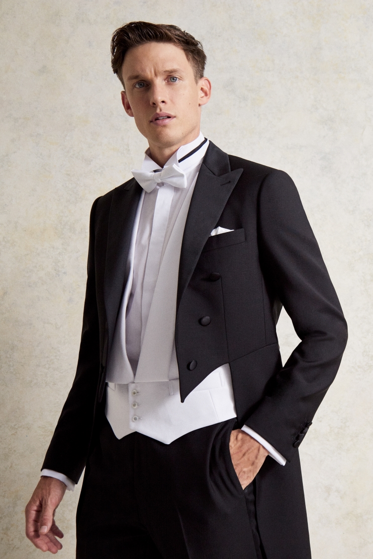 Tailored Fit Black Tail Suit